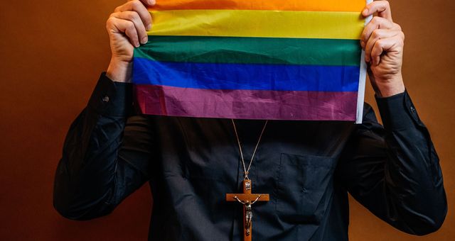 Que pensent vraiment les grandes religions des relations homosexuelles ? Décryptage sans langue de bois